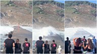 ¡Impresionante! Olas arrastraron a dos turistas en isla de España 🎦