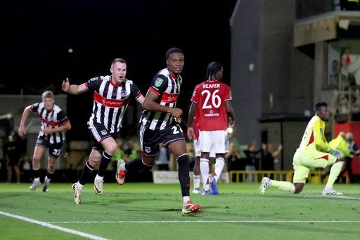 Man United humiliated in penalty shootout loss to 4th-division team Grimsby Town in League Cup