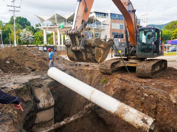 Tramo de vía en Naguanagua se mantiene cerrado por sustitución de colector caído