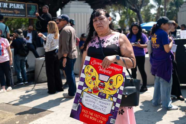 "Aquí estamos y no nos vamos”, el mensaje de resistencia de latinos en Los Ángeles a Trump