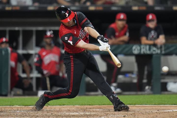 Santana drives in 4, Kayfus knocks in 3 to lead Guardians past White Sox 9