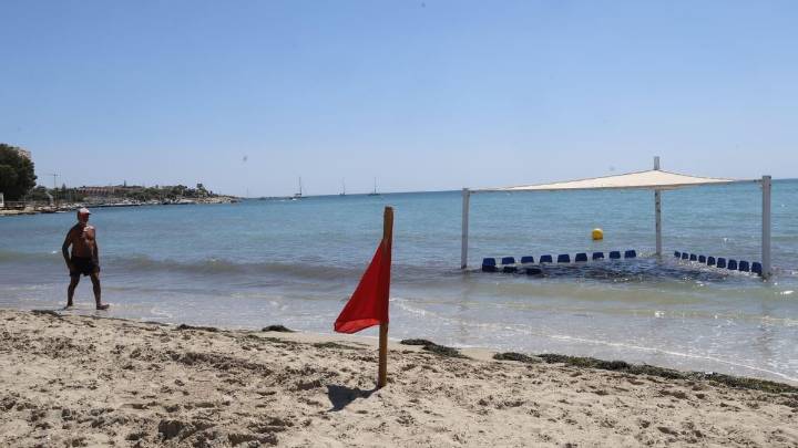 La playa de la Albufereta, en Alicante, reabre al baño tras ser cerrada por contaminación