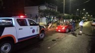 Mujer herida al chocar auto contra un árbol en bulevar Hidalgo