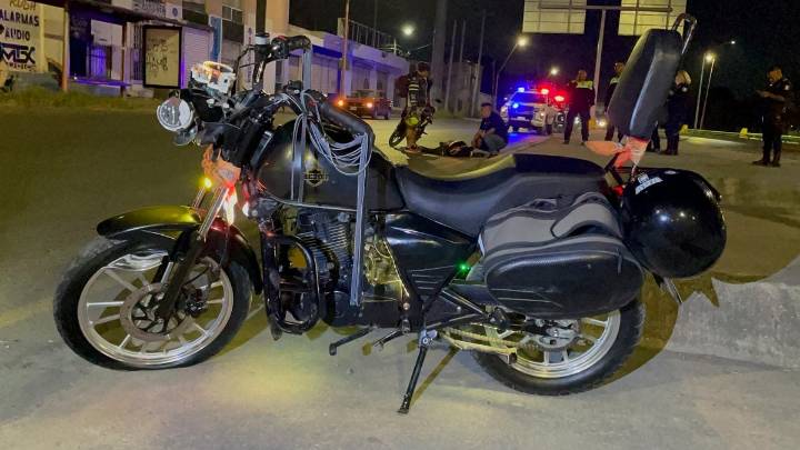 Joven queda herido tras caer de su moto al esquivar falso bache en Paseo de la Reforma