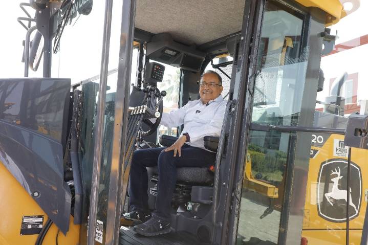 Estrena Escobedo maquinaria para mejorar imagen urbana