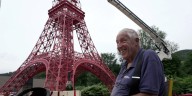 Un jubilado construyó una impactante réplica de la Torre Eiffel tras ocho años de trabajo