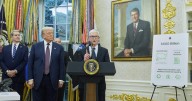 Trump anuncia que Apple invertirá otros $100.000 millones en manufactura en EEUU