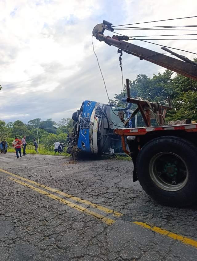 SOLO MAGULLADURAS SUFRIERON CINCO OCUPANTES DEL BUS DE LIBERTADORES VOLCADO ENTRE PORE Y PAZ DE ARIPORO