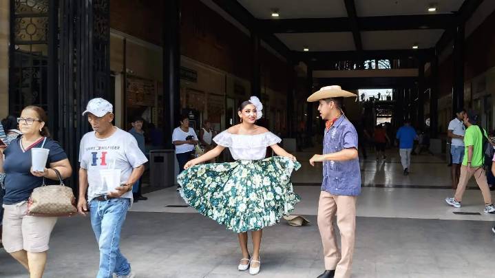 Jóvenes bailan huapango en las calles de Tampico para pagar sus estudios [Video]