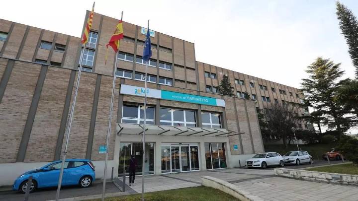 Continúan hospitalizados un niño y cuatro adultos por el brote de salmonelosis en Barbastro que deja ya más de 500 afectados