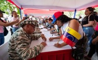 Venezolanos se alistan en las filas del ejército tras llamado del gobierno