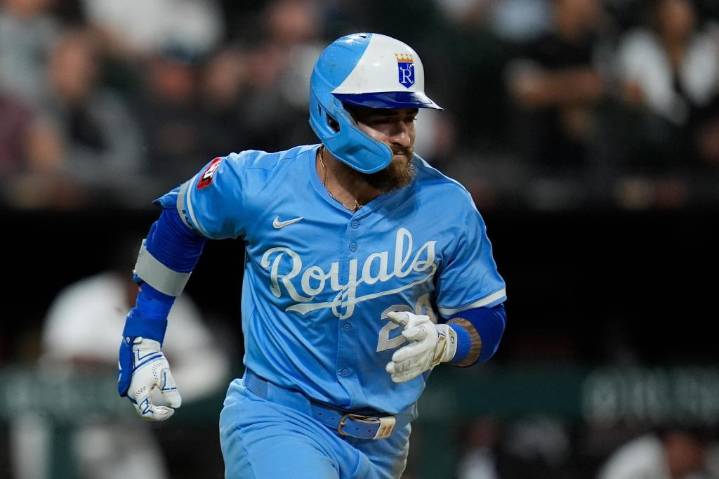Massey e Isbel logran hits productores en el 9º y Reales superan 5-4 a Medias Blancas – Chicago Tribune