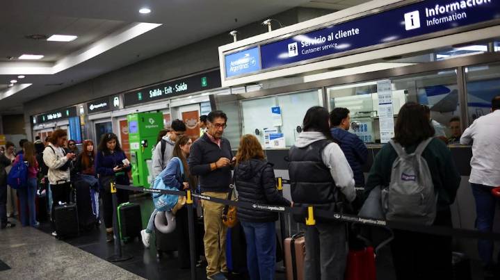 Por el paro de controladores aéreos, Aerolíneas Argentinas reprogramará más de 40 vuelos y cancelará otros 28