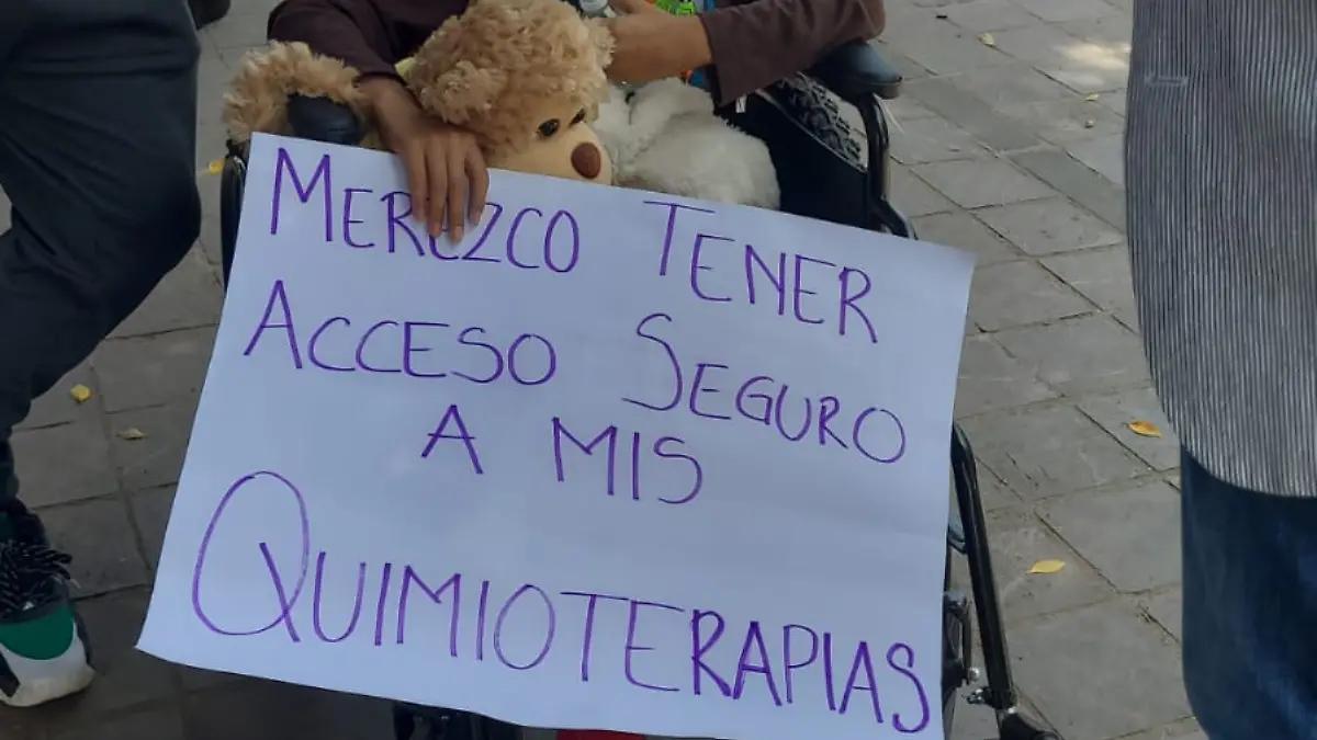 Marchan en Oaxaca para exigir abasto de medicamento en hospitales públicos