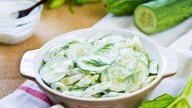 Ensalada de pepino con yogur: para comer algo fresco y saludable en tu almuerzo o cena