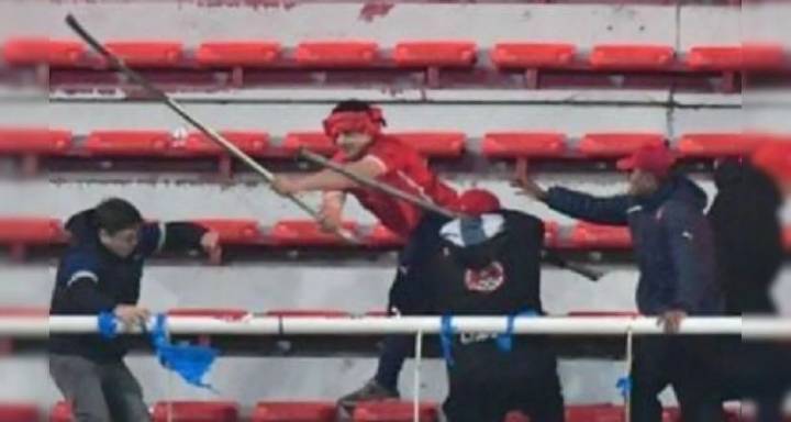 ¡Tensión total! Hincha de Independiente golpea a menor y tira a fan de la U de Chile