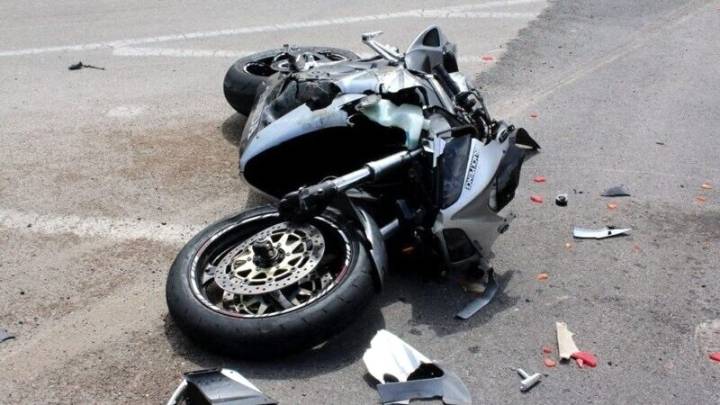Muere una joven de 21 años y un hombre herido al salir despedidos de una moto