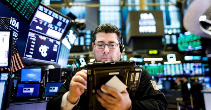 Termina Wall Street verde una semana marcada por aranceles y la inversión de Apple en EUA
