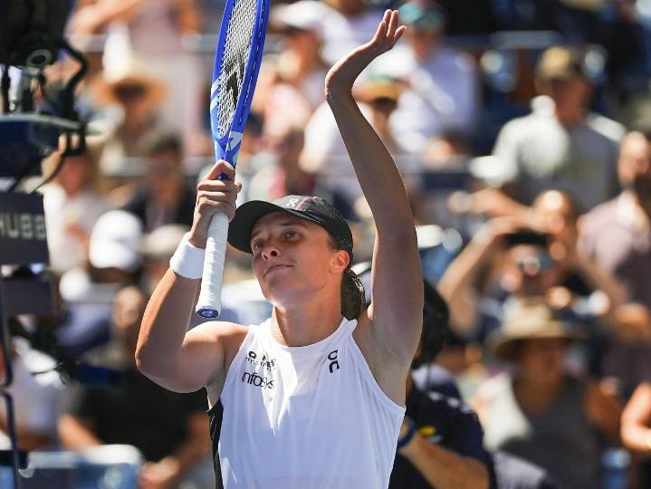Wimbledon champs Sinner, Swiatek start strong at U.S. Open