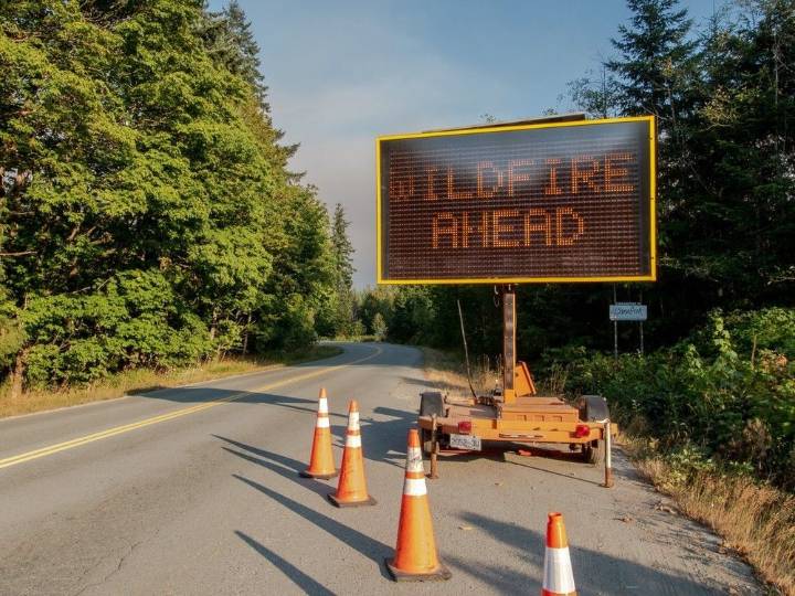 Metro Vancouver issues air quality warning over Fraser Valley wildfire, smog levels
