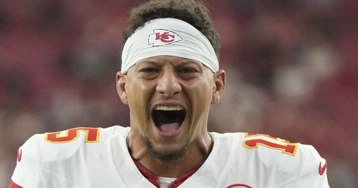 Raiders star Crosby calls QB Mahomes the ultimate competitor