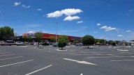 Aumentan robos y cristalazos en estacionamiento de Chedraui Las Trojes