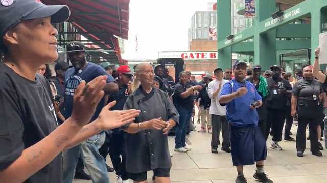Fenway workers accuse Aramark of avoiding bargaining table
