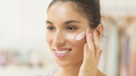Sanidad retira lotes de una crema facial hidratante de una conocida marca por presencia de bacterias