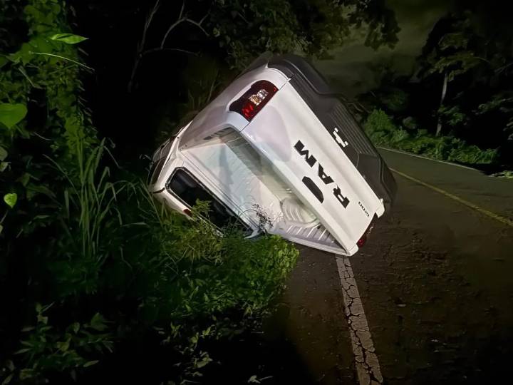 Accidente en la carretera federal 200 moviliza a cuerpos de emergencia durante la madrugada