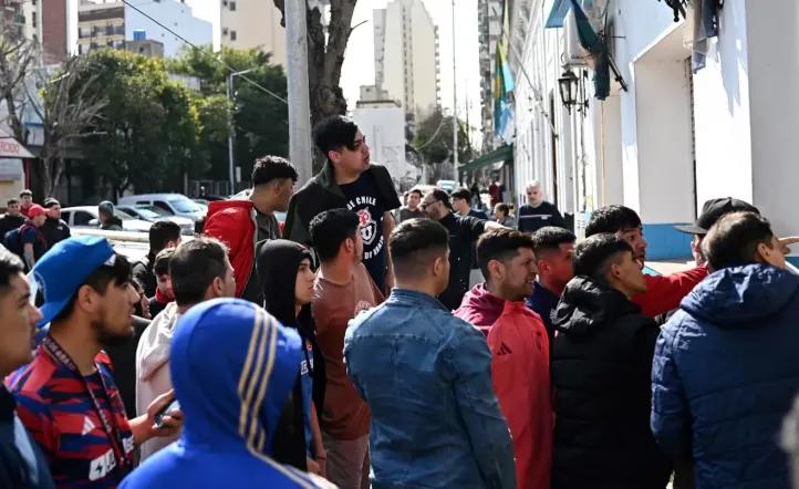 Los hinchas de la U de Chile provocaron incidentes en Avellaneda con robos y destrozos tras ser liberados