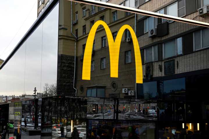 Marca rusa revela logotipo de imitación de McDonald's