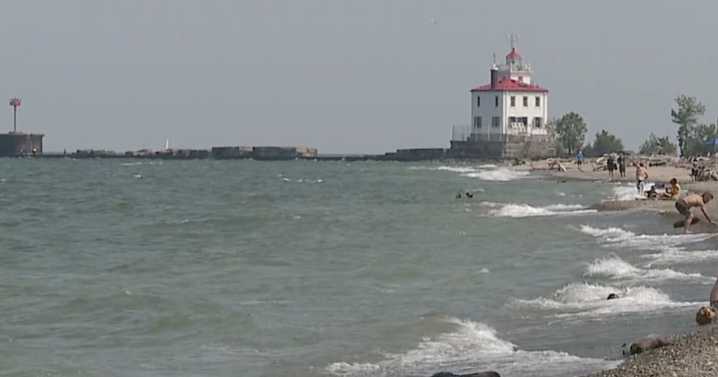 Paddleboarder drowns at Headlands Beach