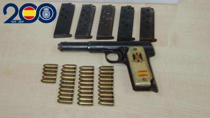 Intervenida un arma de fuego con cinco cargadores y 35 cartuchos en un control rutinario nocturno en El Ejido