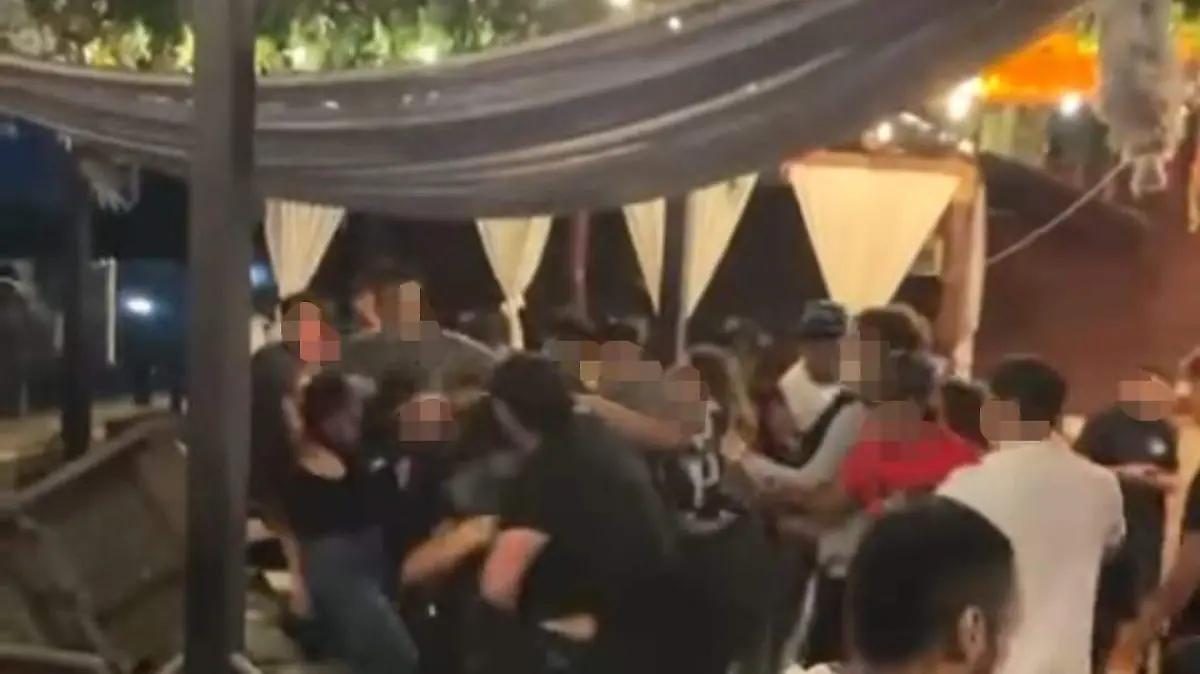 Golpes, gritos y mesas por los suelos: Así fue la riña protagonizada por mujeres en un bar próximo a la UAA