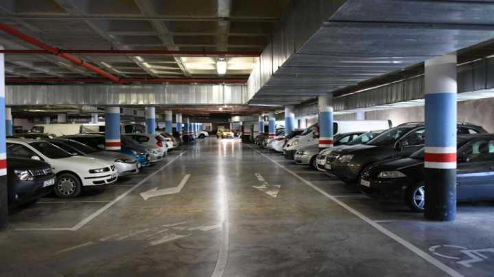 Esto lo que dice la ley en España si un vecino aparca el coche en el garaje y sobresale de su plaza