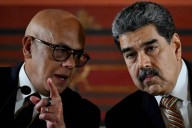 Maduro hace un llamamiento y ofrece armas a civiles en respuesta a la ofensiva militar de EE.UU.