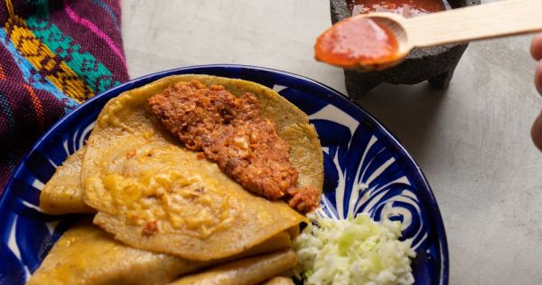 Receta fácil y rápida para preparar tacos de salmón en papel de arroz con salsa deliciosa