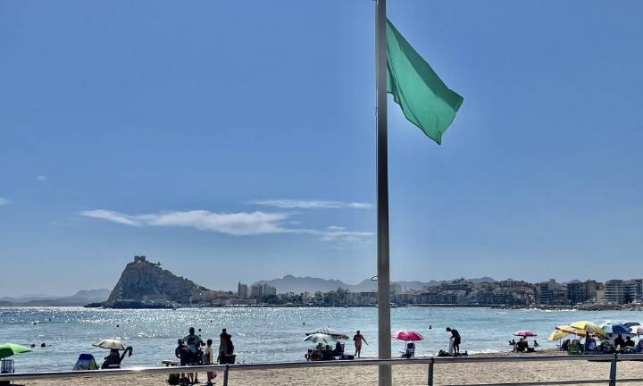 Casi todas las playas de la Región con bandera verde salvo tres con incidencias