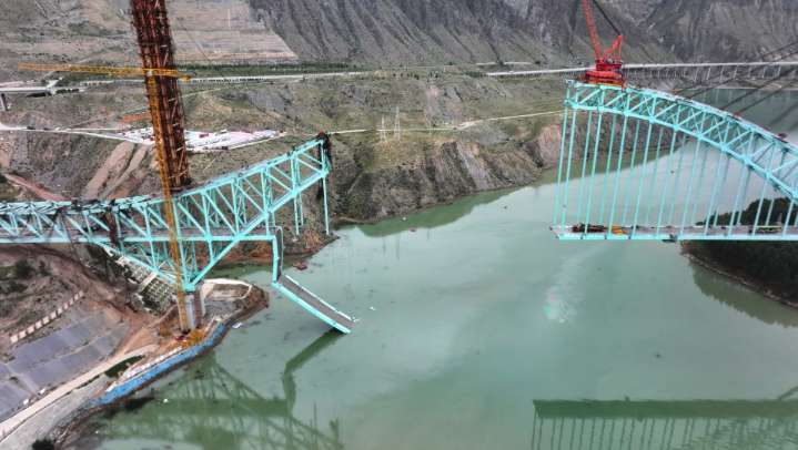 Puente ferroviario colapsa en China; hay 12 muertos