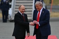 Trump ‘allows Putin to take the dominant position’ in first handshake in Alaska