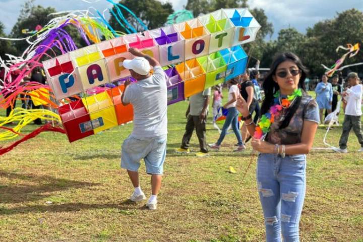En Chilcuautla se lleva a cabo el noveno Festival del Papalote y Globos de Cantoya