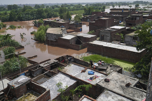 Inundaciones dejan 1,2 millones de afectados y 250.000 desplazados en este de Pakistán