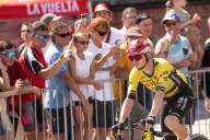 Vingegaard gana la segunda etapa de la Vuelta a España ensangrentado tras caída