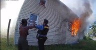Impactante rescate en Nueva Jersey: niño se lanza de una casa en llamas y policías lo atrapan