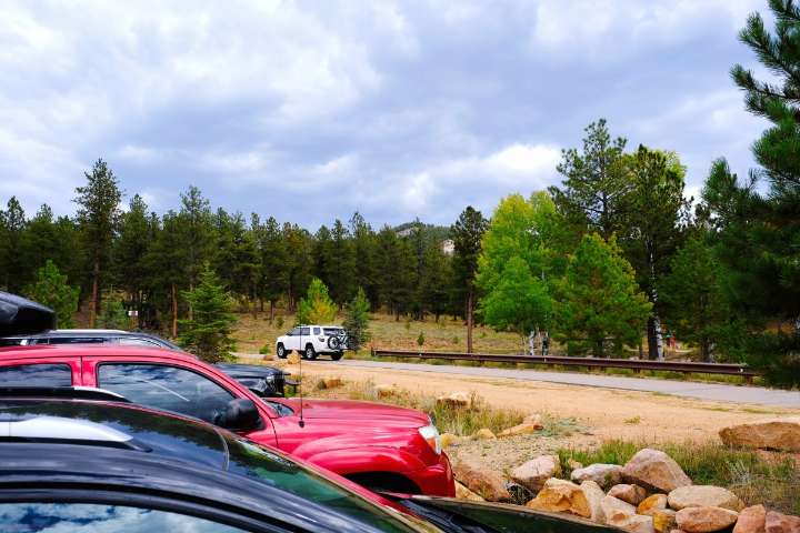 Guardabosques en Colorado enfrenta múltiples cargos tras inventar un falso incidente de apuñalamiento