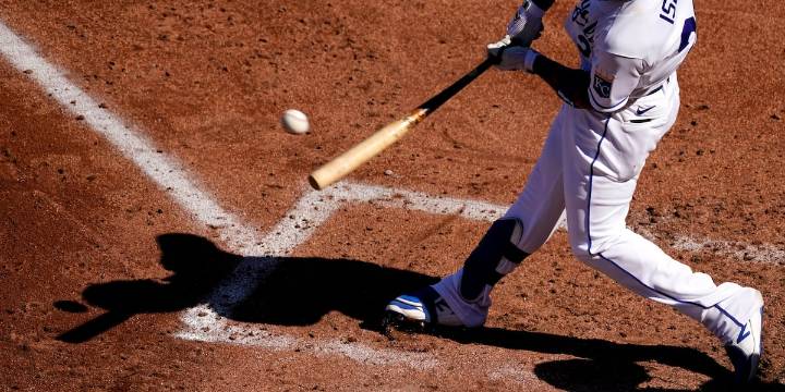 Kyle Isbel has go-ahead hit as Royals score 5 in 10th to beat Blue Jays 7