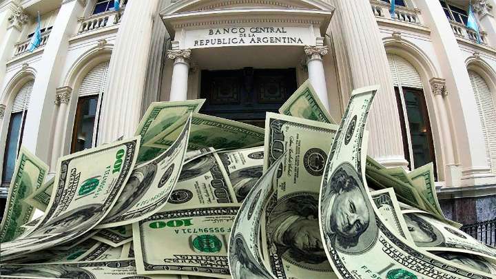 El Central busca contener al dólar: estableció una nueva limitación a los bancos