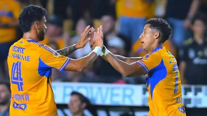 Ozziel Herrera enciende la goleada 7-0 de Tigres sobre Puebla en jornada 4 del Apertura 2025