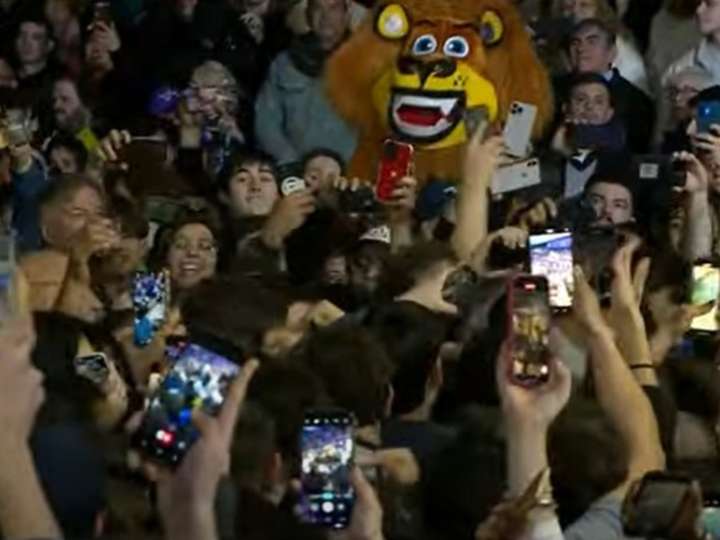 Pogo, andar sinuoso y seguridad: cómo fue la entrada de Javier Milei al acto de La Libertad Avanza en La Plata