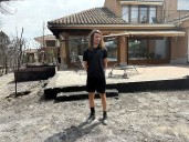 Los vecinos de Tres Cantos regresan a sus casas por primera vez tras el incendio: "Pensé que no sería tan grave, pero no queda ni la puerta"